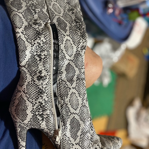 WHITE SNAKESKIN KNEE HIGH BOOTS - Picture 6 of 6